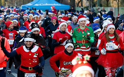 Više od 2.500 kostimiranih trkača i hodača sudjelovalo u Zagreb Advent Runu